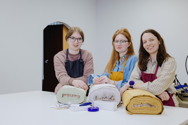 uczestniczki warsztatów haftu